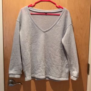 *NEVER BEEN WORN* v-neck sweater